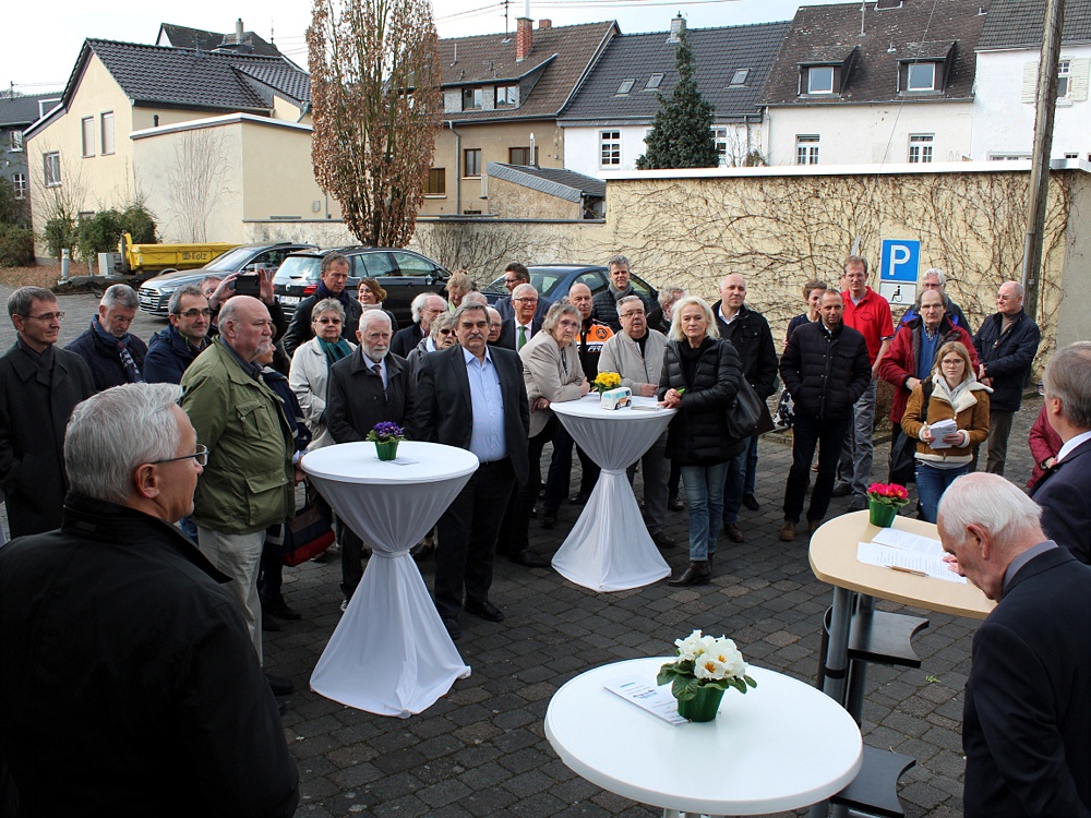 Etwa 40 Gäste begrüßten den neuen Bürgerbus vor der Verbandsgemeindeverwaltung in Unkel. Bild: Dr. Holger Jansen/Projekt Bürgerbusse Rheinland-Pfalz/Agentur Landmobil
