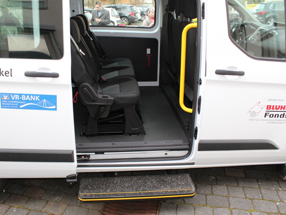 Der Bürgerbus ist mit Haltegriff und Trittstufe ausgerüstet. Bild: Dr. Holger Jansen/Projekt Bürgerbusse Rheinland-Pfalz/Agentur Landmobil