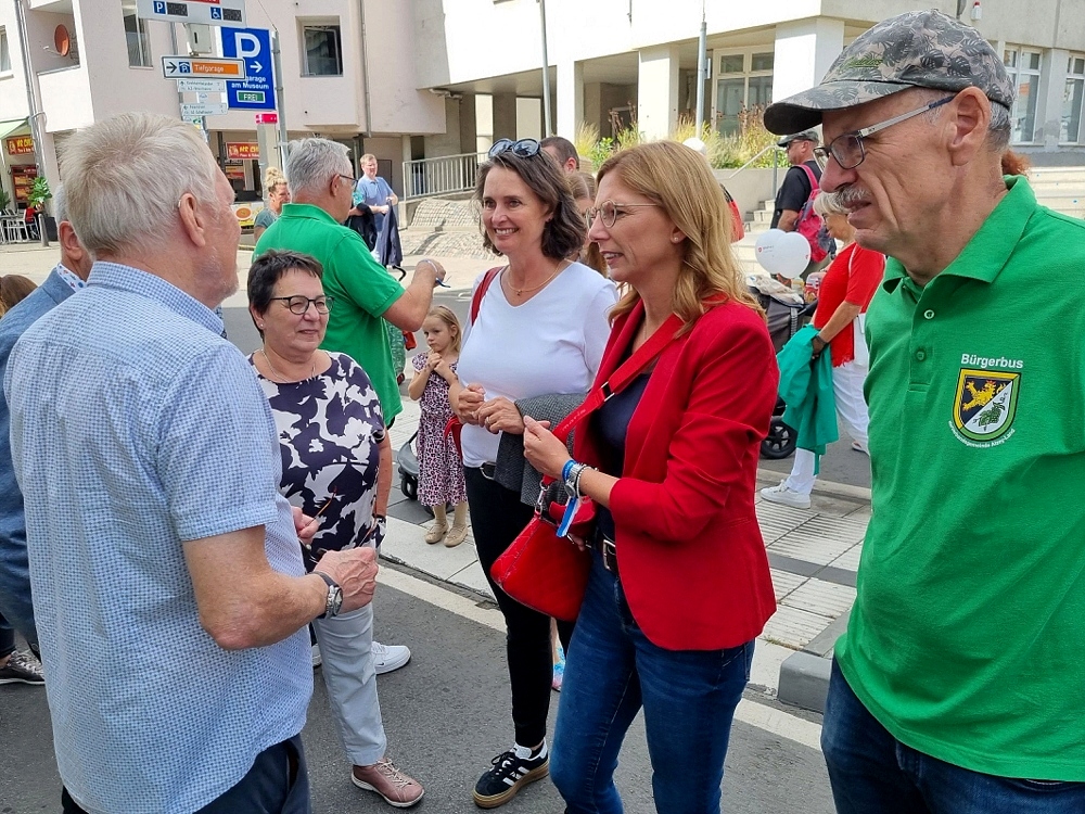 Sabine Bätzing Lichenthäler und Kathrin Anklam-Trapp informieren sich über das Thema Bürgerbus am Stand in Alzey. Bild: Dr. Holger Jansen/Agentur Landmobil