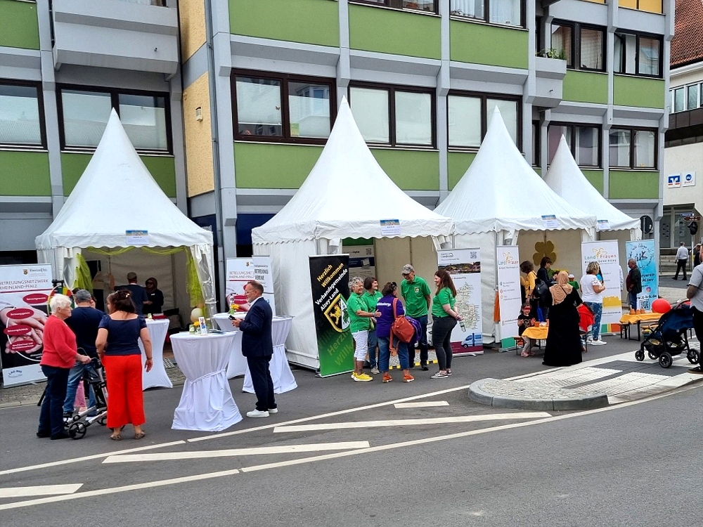 Der Stand für die Bürgerbusse der Verbandsgemeinde Alzey-Land und das landesweite Projekt Bürgerbusse Rheinland-Pfalz stand in der Innenstadt von Alzey. Bild: Dr. Holger Jansen/Agentur Landmobil