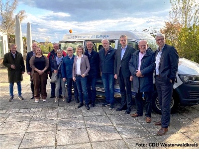 Referenten und CDU-Fraktionsspitze vor dem Bürgerbus Höhr-Grenzhausen (v.l.n.r.) Landrat Achim Schwickert, Bürgermeister Höhr-Grenzhausen Thilo Becker, Susanne Dommermuth, Dieter Herborn, Simone Bendel, Artur Breiden, Jenny Groß MdL, Dr. Kai Müller, Eckehard Kilian, Dr. Holger Jansen, Ralph Hintz, Agentur Landmobil und CDU-Fraktionsvorsitzender Dr. Stephan Krempel. Bild: CDU Westerwaldkreis