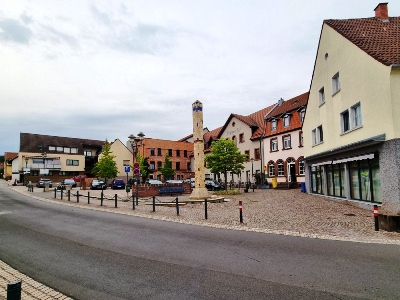 Der Bürgerbus in der Verbandsgemeinde Hauenstein fährt noch nicht. Aber Hauenstein selbst wird ein wichtiges Ziel sein. Die Projektentwicklung Bürgerbus wird im Frühjahr 2026 starten. Am 20. August 2025 haben Verbandsgemeinde Hauenstein und Agentur Landmobil zum Thema Bürgerbus informiert. Bild Ortsmitte Hauenstein: Dr. Holger Jansen/Agentur Landmobil