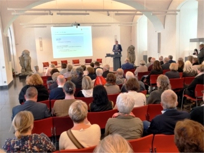 Sozialminister Alexander Schweitzer (SPD), Bildmitte, begrüßte rund 80 Gäste im Mainzer Landesmuseum zur Feier 30 Jahre Landesleitstelle Gut Leben im Alter. Bild: Dr. Holger Jansen/Agenur Landmobil