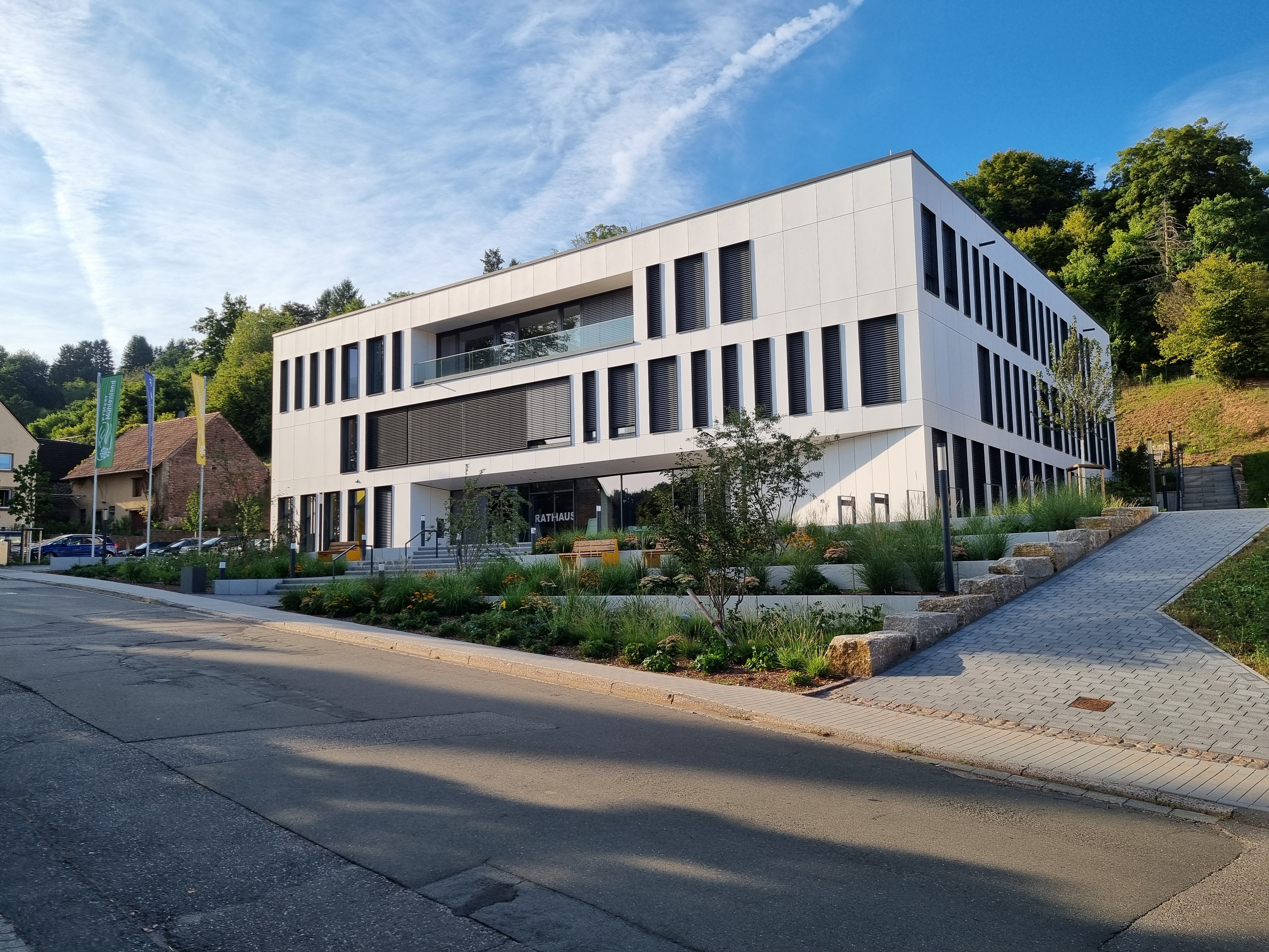 Der Rat der Verbandsgemeinde Thaleischweiler-Wallhalben hat das Betriebskonzept für den Bürgerbus begilligt. Die Sitzung fand im neuen Rathaus in Thaleischweiler-Fröschen (unser Bild) statt. Bild: Dr. Holger Jansen/Agentur Landmobil