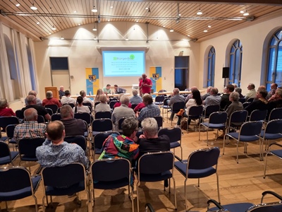 Verbandsgemeinde Waldfischbach-Burgalben und Agentur Landmobil laden zur Planungsveranstaltung Bürgerbus Verbandsgemeinde Waldfischbach-Burgalben am 9. November 2023 um 18.30 Uhr in das Bürgerhaus, Friedhofstraße 3, Waldfischbach-Burgalben, ein. Archivbild Auftaktveranstaltung vom 21. September 2023/Dr. Holger Jansen/Agentur Landmobil